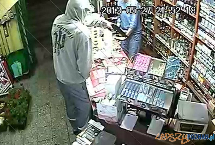 Napad na sklep na os. Jana III Sobieskiego - 27.05.2013 Foto: KWP Napad na sklep na os. Jana III Sobieskiego - 27.05.2013 Foto: KWP