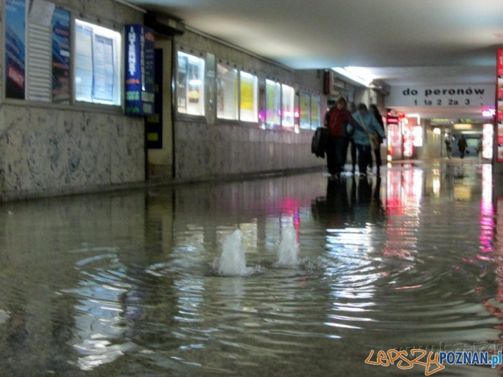 Zalane przejścia podziemne na Dworcu - 25.06.2013  Foto: lazarz.pl