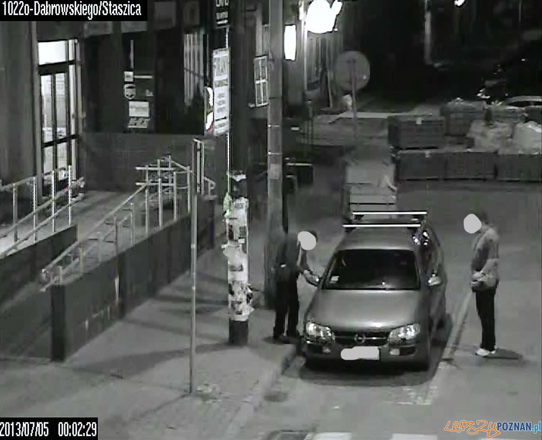 Złodzieje lusterek Foto: Straż Miejska Poznania / Monitoring Poznania Złodzieje lusterek Foto: Straż Miejska Poznania / Monitoring Poznania