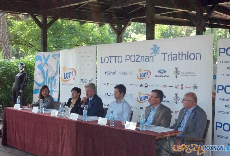 POZnan Triathlon_konferencja prasowa, od lewej: Joanna Dzios - Rzecznik Prasowy; Ewa Bąk - Dyrektor Wydziału Sportu; Rydzard Grobelny - Prezydent Miasta Poznania; Wojciech Kruczyñski - Dyrektor Triathlonu; Adam Dubas - Dyrektor LOTTO w Poznaniu, Paweł Osicki - Z-ca Dyrektora LOTTO Poznań Foto: POZnan Triathlon_konferencja prasowa, od lewej: Joanna Dzios - Rzecznik Prasowy; Ewa Bąk - Dyrektor Wydziału Sportu; Rydzard Grobelny - Prezydent Miasta Poznania; Wojciech Kruczyñski - Dyrektor Triathlonu; Adam Dubas - Dyrektor LOTTO w Poznaniu, Paweł Osicki - Z-ca Dyrektora LOTTO Poznań Foto: