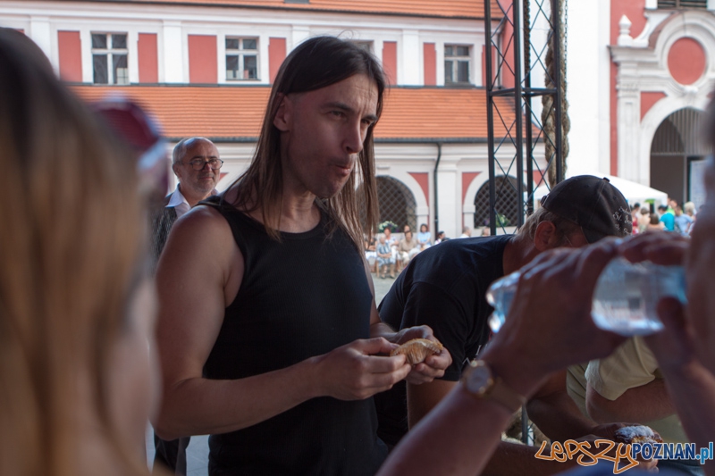 Festyn Warkocz Magdaleny - konkurs pożeraczy Magdalenek - dziedziniec Urzędu Miasta 21.07.2013 r. Foto: lepszyPOZNAN.pl / Piotr Rychter Festyn Warkocz Magdaleny - konkurs pożeraczy Magdalenek - dziedziniec Urzędu Miasta 21.07.2013 r. Foto: lepszyPOZNAN.pl / Piotr Rychter