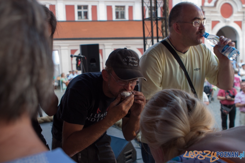 Festyn Warkocz Magdaleny - konkurs pożeraczy Magdalenek - dziedziniec Urzędu Miasta 21.07.2013 r. Foto: lepszyPOZNAN.pl / Piotr Rychter Festyn Warkocz Magdaleny - konkurs pożeraczy Magdalenek - dziedziniec Urzędu Miasta 21.07.2013 r. Foto: lepszyPOZNAN.pl / Piotr Rychter