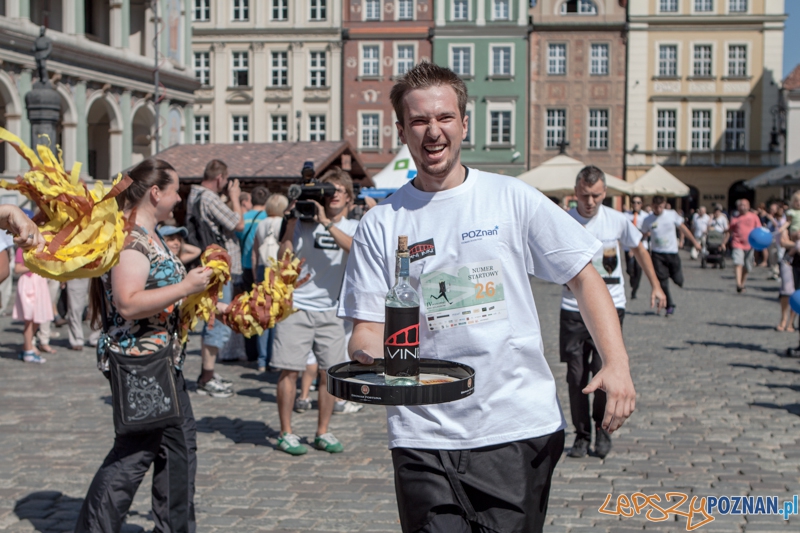 IV Poznański Bieg Kelnerów Vine Bridge - Stary Rynek 17.08.2013 r. Foto: LepszyPOZNAN.pl / Paweł Rychter IV Poznański Bieg Kelnerów Vine Bridge - Stary Rynek 17.08.2013 r. Foto: LepszyPOZNAN.pl / Paweł Rychter