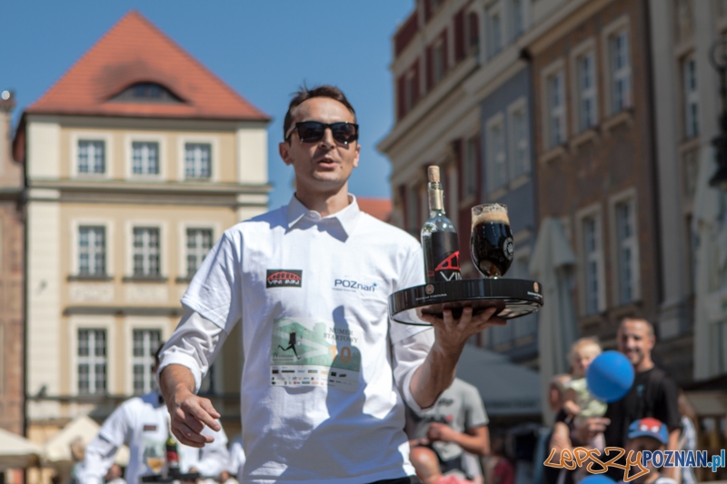 IV Poznański Bieg Kelnerów Vine Bridge - Stary Rynek 17.08.2013 r. Foto: LepszyPOZNAN.pl / Paweł Rychter IV Poznański Bieg Kelnerów Vine Bridge - Stary Rynek 17.08.2013 r. Foto: LepszyPOZNAN.pl / Paweł Rychter