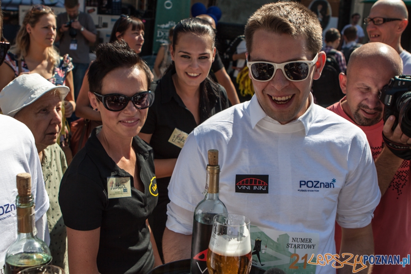 IV Poznański Bieg Kelnerów Vine Bridge - Stary Rynek 17.08.2013 r. Foto: LepszyPOZNAN.pl / Paweł Rychter IV Poznański Bieg Kelnerów Vine Bridge - Stary Rynek 17.08.2013 r. Foto: LepszyPOZNAN.pl / Paweł Rychter