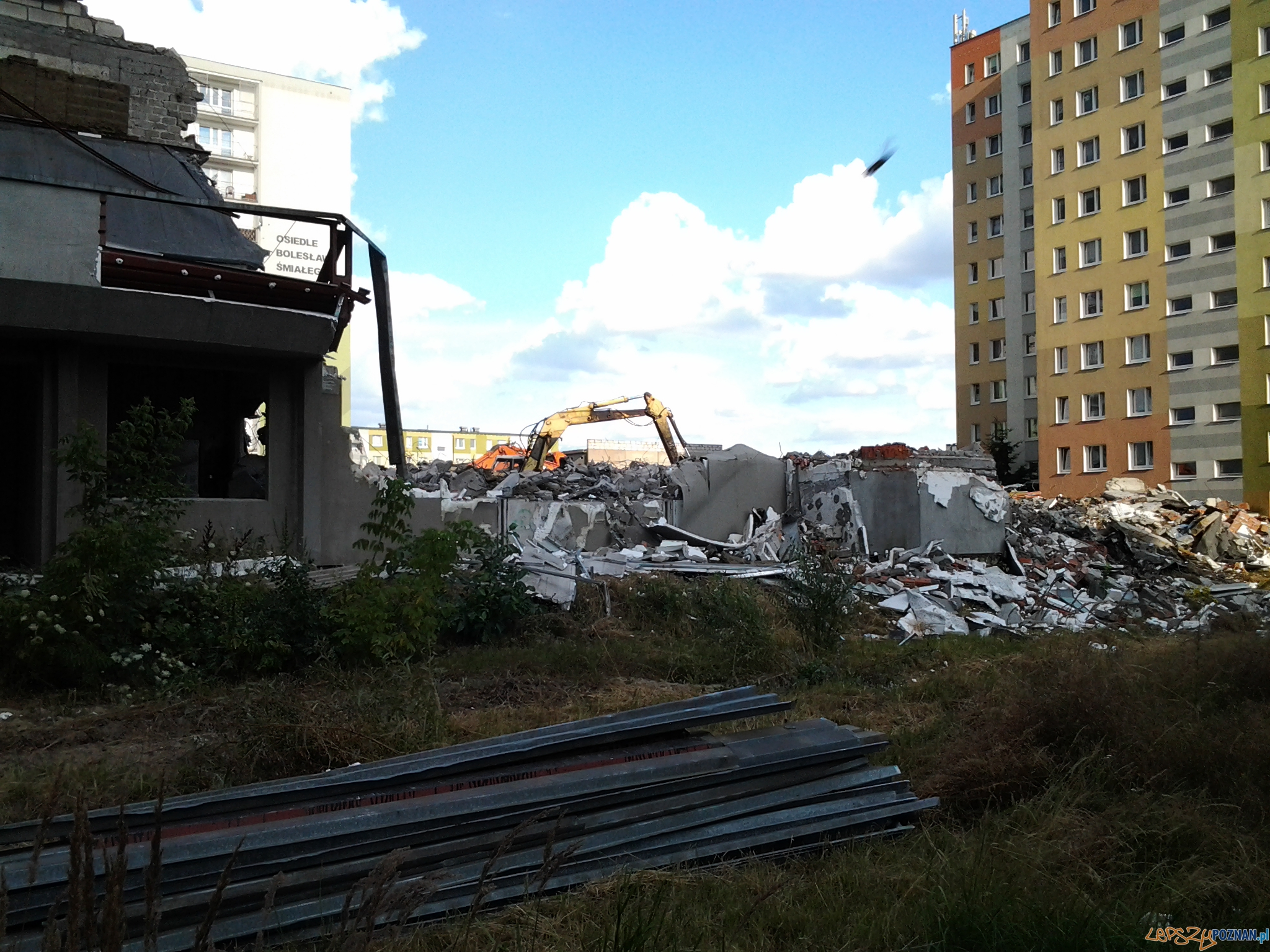 Rozbiórka domu kultury na os. B. Śmiałego Foto: lepszyPOZNAN.pl / tab Rozbiórka domu kultury na os. B. Śmiałego Foto: lepszyPOZNAN.pl / tab