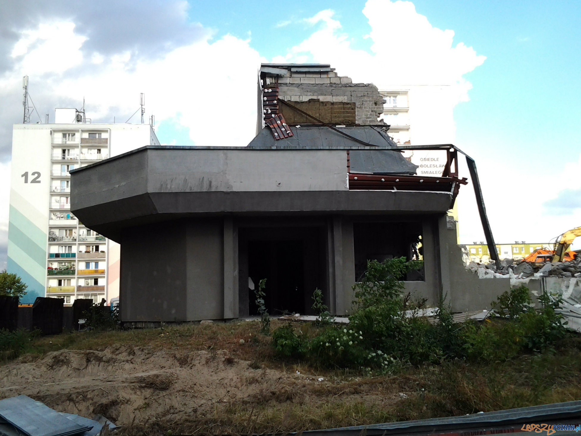 Rozbiórka domu kultury na os. B. Śmiałego Foto: lepszyPOZNAN.pl / tab Rozbiórka domu kultury na os. B. Śmiałego Foto: lepszyPOZNAN.pl / tab