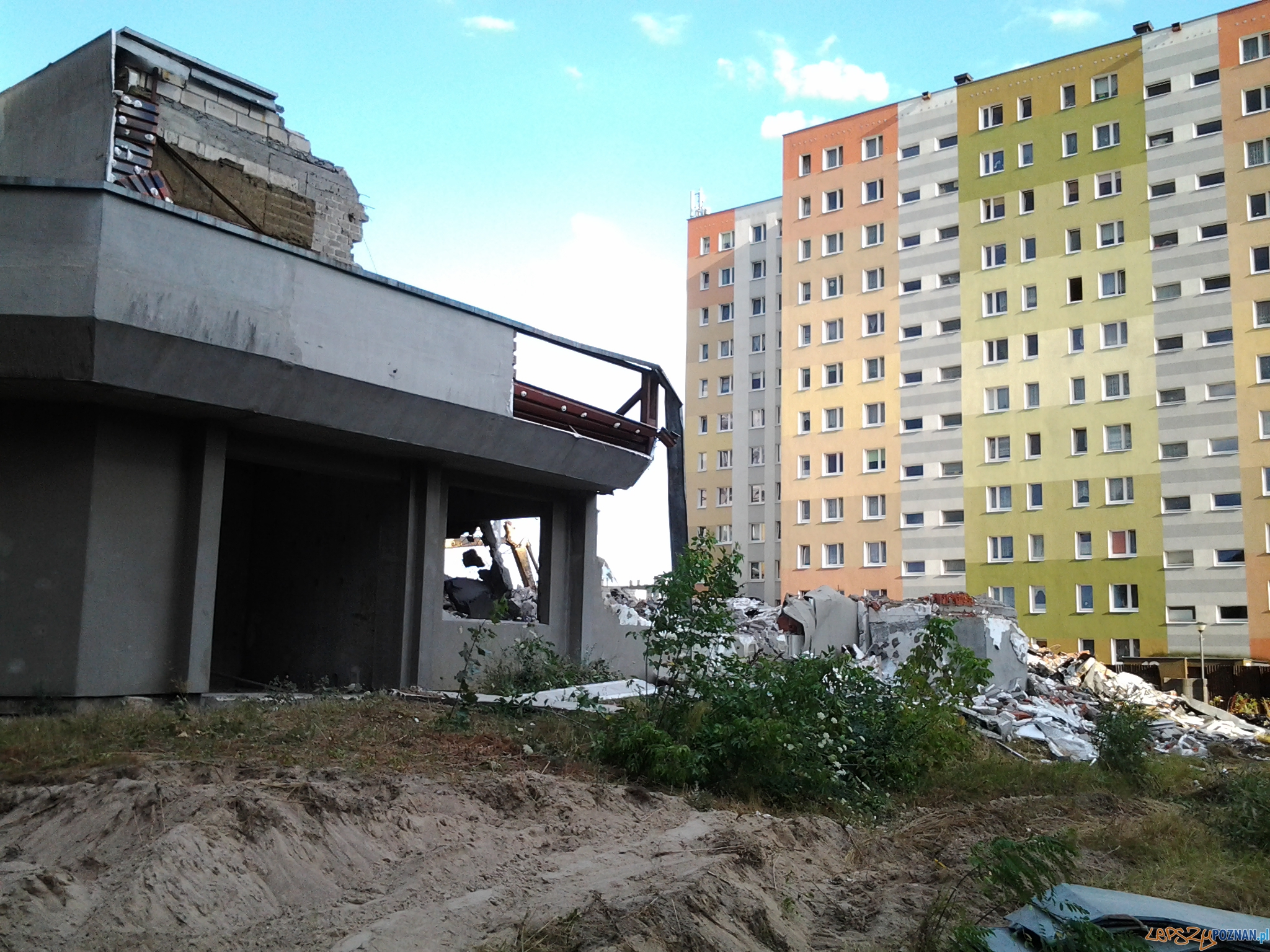 Rozbiórka domu kultury na os. B. Śmiałego Foto: lepszyPOZNAN.pl / tab Rozbiórka domu kultury na os. B. Śmiałego Foto: lepszyPOZNAN.pl / tab