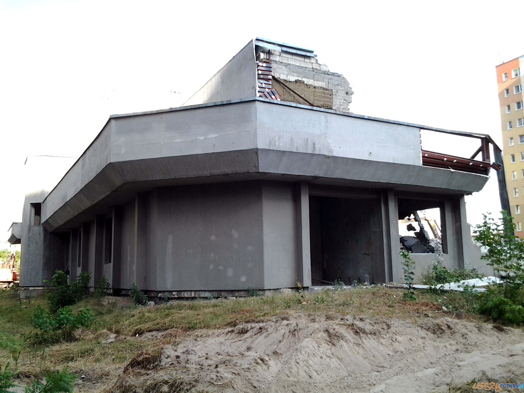Rozbiórka domu kultury na os. B. Śmiałego Foto: lepszyPOZNAN.pl / tab Rozbiórka domu kultury na os. B. Śmiałego Foto: lepszyPOZNAN.pl / tab