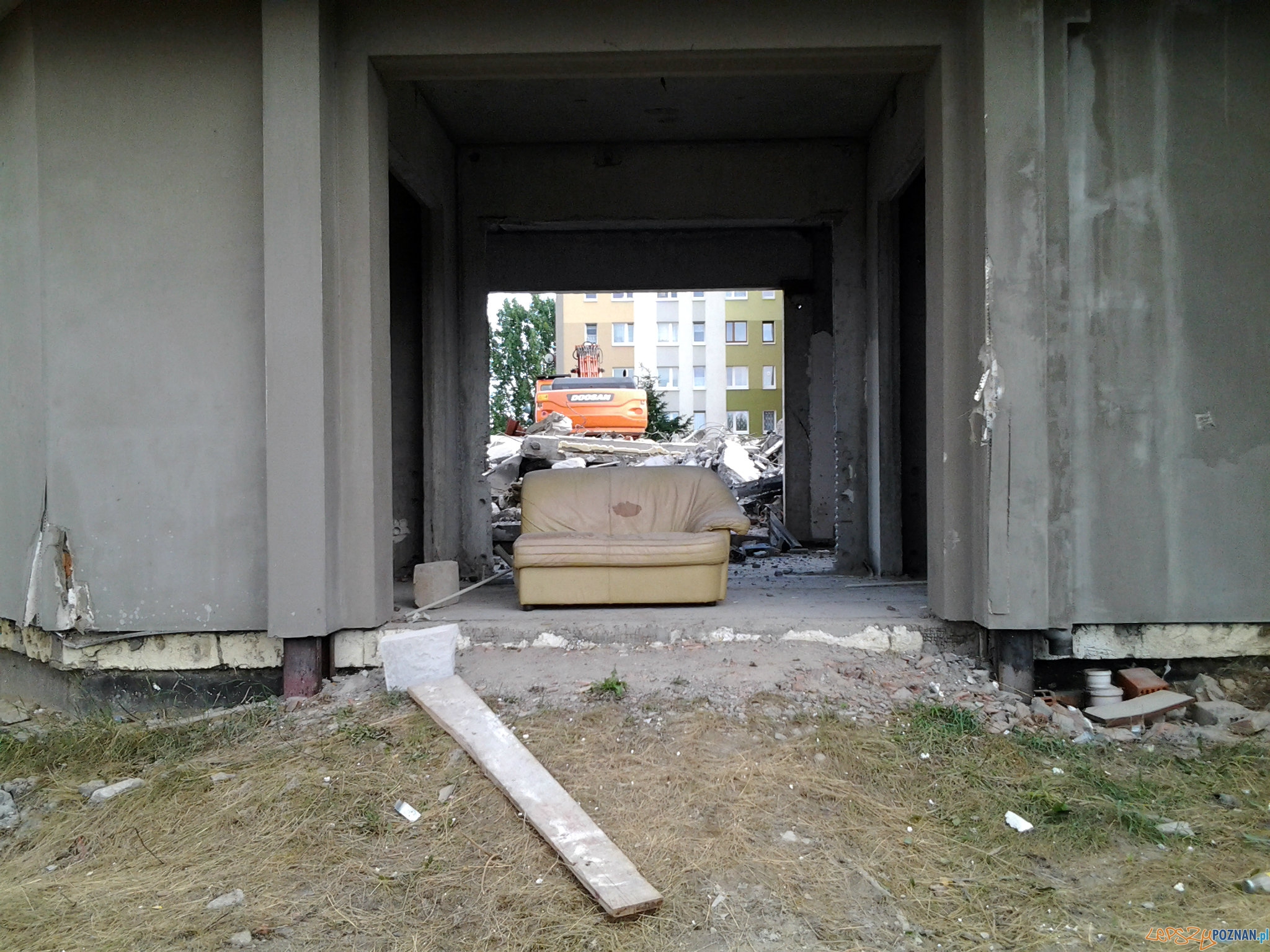 Rozbiórka domu kultury na os. B. Śmiałego Foto: lepszyPOZNAN.pl / tab Rozbiórka domu kultury na os. B. Śmiałego Foto: lepszyPOZNAN.pl / tab