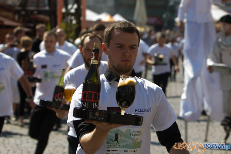 IV Poznański Bieg Kelnerów Vine Bridge - Stary Rynek 17.08.2013 r. Foto: lepszyPOZNAN.pl / Piotr Rychter IV Poznański Bieg Kelnerów Vine Bridge - Stary Rynek 17.08.2013 r. Foto: lepszyPOZNAN.pl / Piotr Rychter