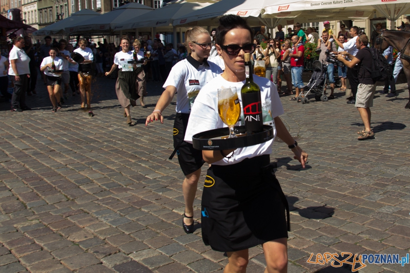 IV Poznański Bieg Kelnerów Vine Bridge - Stary Rynek 17.08.2013 r. Foto: lepszyPOZNAN.pl / Piotr Rychter IV Poznański Bieg Kelnerów Vine Bridge - Stary Rynek 17.08.2013 r. Foto: lepszyPOZNAN.pl / Piotr Rychter