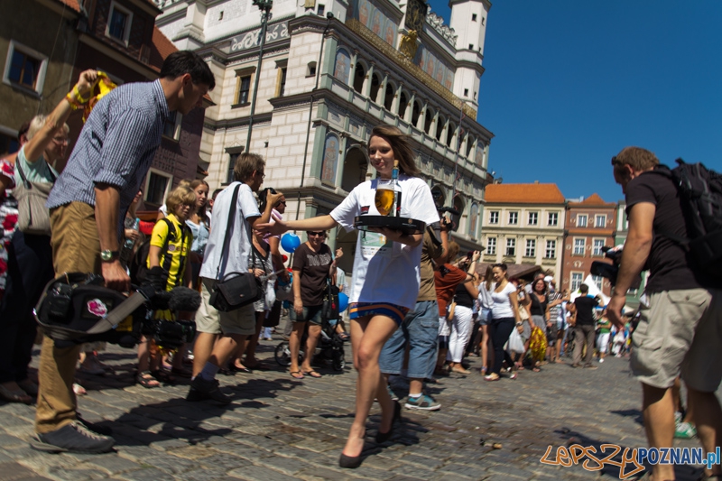 IV Poznański Bieg Kelnerów Vine Bridge - Stary Rynek 17.08.2013 r. Foto: lepszyPOZNAN.pl / Piotr Rychter IV Poznański Bieg Kelnerów Vine Bridge - Stary Rynek 17.08.2013 r. Foto: lepszyPOZNAN.pl / Piotr Rychter