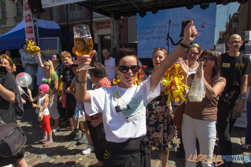 IV Poznański Bieg Kelnerów Vine Bridge - Stary Rynek 17.08.2013 r. Foto: lepszyPOZNAN.pl / Piotr Rychter IV Poznański Bieg Kelnerów Vine Bridge - Stary Rynek 17.08.2013 r. Foto: lepszyPOZNAN.pl / Piotr Rychter