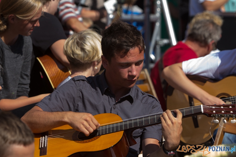 Happening Gitarowy - Stary Rynek 25.08.2013 r. Foto: lepszyPOZNAN.pl / Piotr Rychter Happening Gitarowy - Stary Rynek 25.08.2013 r. Foto: lepszyPOZNAN.pl / Piotr Rychter