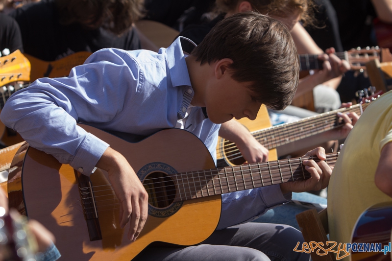 Happening Gitarowy - Stary Rynek 25.08.2013 r. Foto: lepszyPOZNAN.pl / Piotr Rychter Happening Gitarowy - Stary Rynek 25.08.2013 r. Foto: lepszyPOZNAN.pl / Piotr Rychter