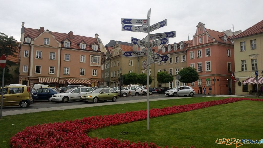 Plac Kolegiacki - miasta partnerskie Foto: TD Plac Kolegiacki - miasta partnerskie Foto: TD