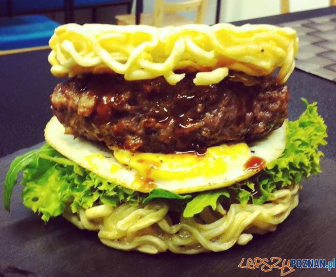 Ramen Burger Foto: Qlinarny Qń Ramen Burger Foto: Qlinarny Qń