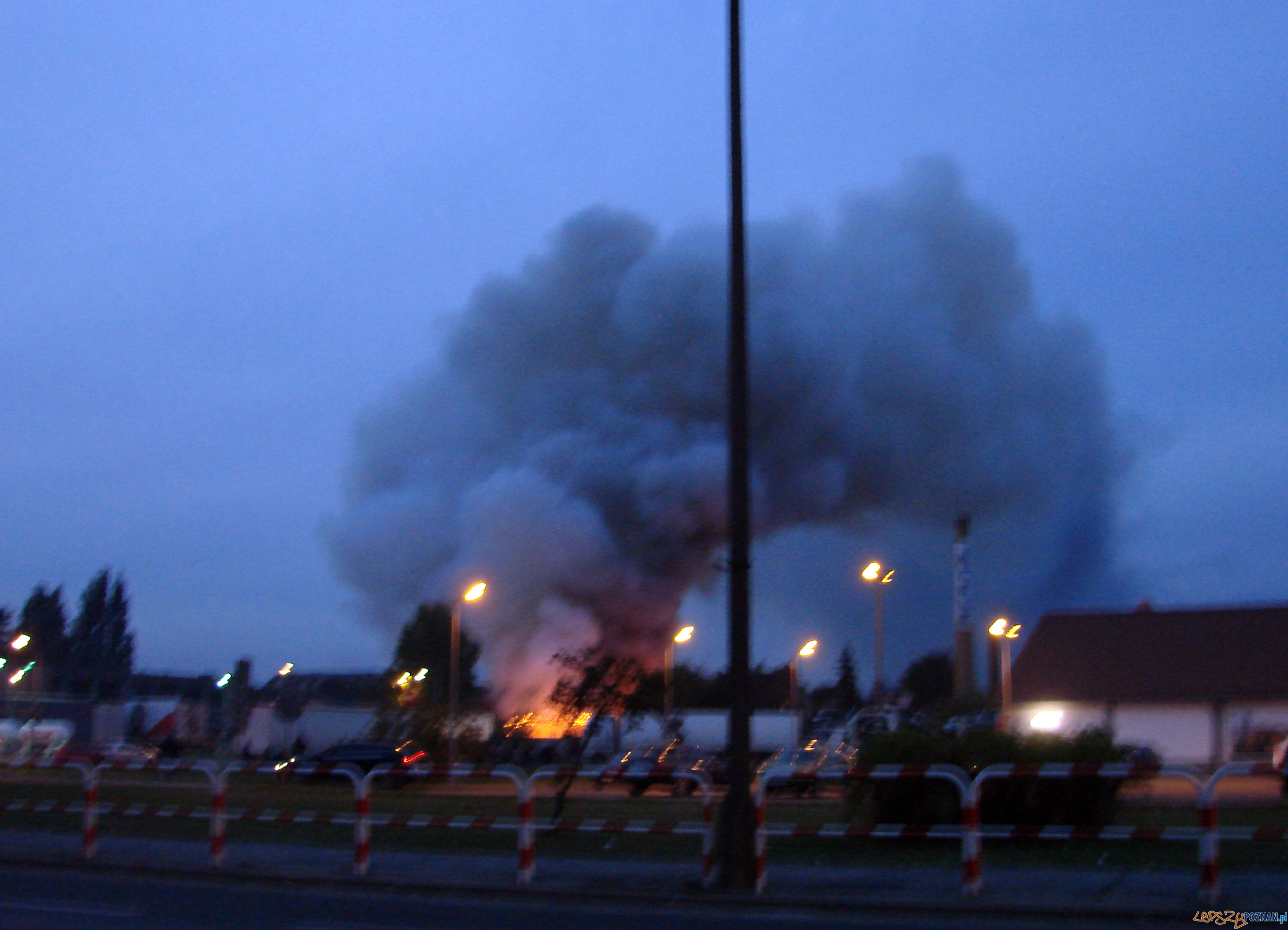 Pożar magazynów w dawnej fabryce mebli w Swarzędzu Foto: lepszyPOZNAN.pl / ag Pożar magazynów w dawnej fabryce mebli w Swarzędzu Foto: lepszyPOZNAN.pl / ag