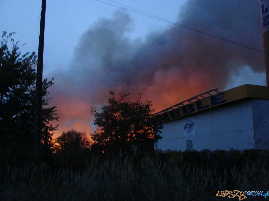 Pożar magazynów w dawnej fabryce mebli w Swarzędzu Foto: lepszyPOZNAN.pl /ag Pożar magazynów w dawnej fabryce mebli w Swarzędzu Foto: lepszyPOZNAN.pl /ag