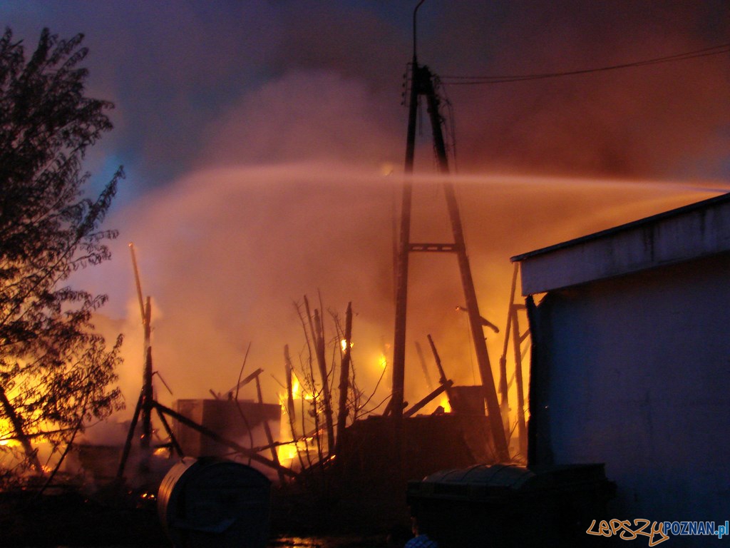 Pożar magazynów w dawnej fabryce mebli w Swarzędzu Foto: lepszyPOZNAN.pl /ag Pożar magazynów w dawnej fabryce mebli w Swarzędzu Foto: lepszyPOZNAN.pl /ag