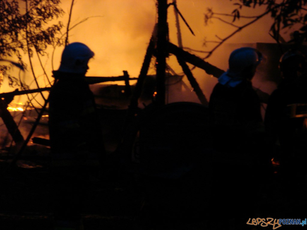 Pożar magazynów w dawnej fabryce mebli w Swarzędzu Foto: lepszyPOZNAN.pl /ag Pożar magazynów w dawnej fabryce mebli w Swarzędzu Foto: lepszyPOZNAN.pl /ag