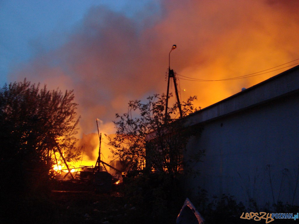 Pożar magazynów w dawnej fabryce mebli w Swarzędzu Foto: lepszyPOZNAN.pl /ag Pożar magazynów w dawnej fabryce mebli w Swarzędzu Foto: lepszyPOZNAN.pl /ag