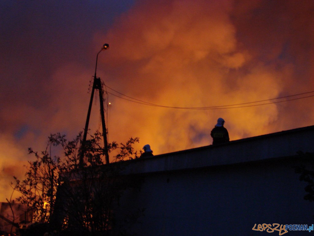 Pożar magazynów w dawnej fabryce mebli w Swarzędzu Foto: lepszyPOZNAN.pl /ag Pożar magazynów w dawnej fabryce mebli w Swarzędzu Foto: lepszyPOZNAN.pl /ag