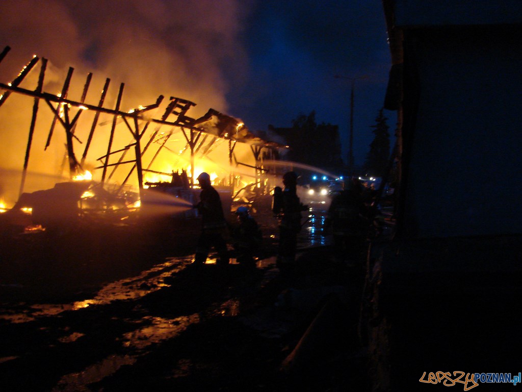 Pożar magazynów w dawnej fabryce mebli w Swarzędzu Foto: lepszyPOZNAN.pl /ag Pożar magazynów w dawnej fabryce mebli w Swarzędzu Foto: lepszyPOZNAN.pl /ag