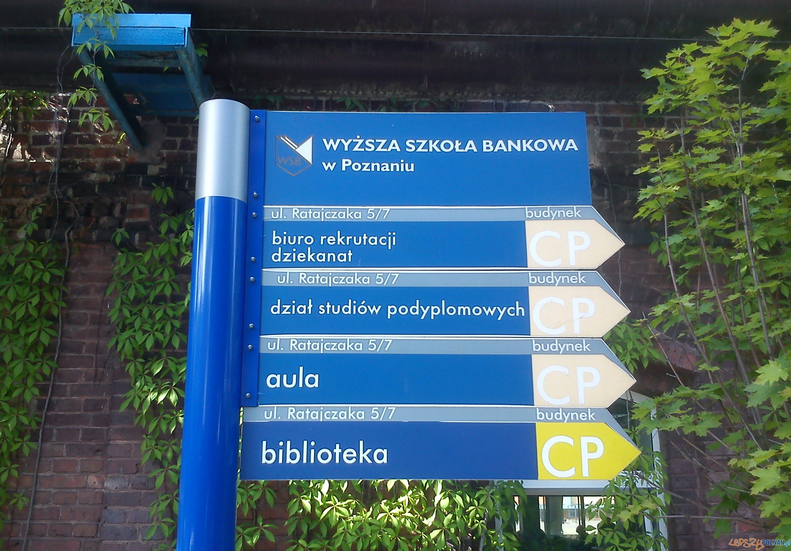 WSB tablica informacyjna przy ulicy Ratajczaka  Foto: CC wikipedia
