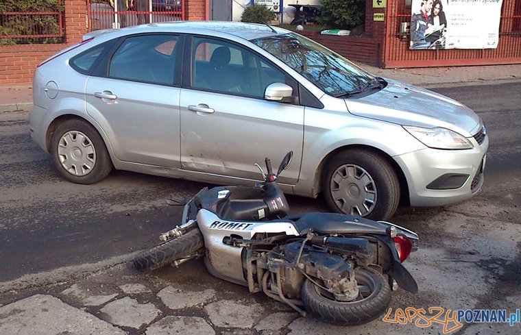 Zderzenie skutera z samochodem Foto: facebook.com/poznan.antoninek / Michał Zderzenie skutera z samochodem Foto: facebook.com/poznan.antoninek / Michał
