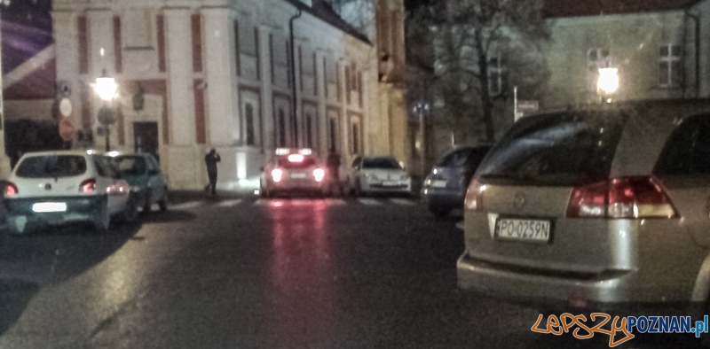 Parkowanie na Placu Kolegiackim - Poznań 30.11.2013.  Foto: LepszyPOZNAN.pl / Paweł Rychter