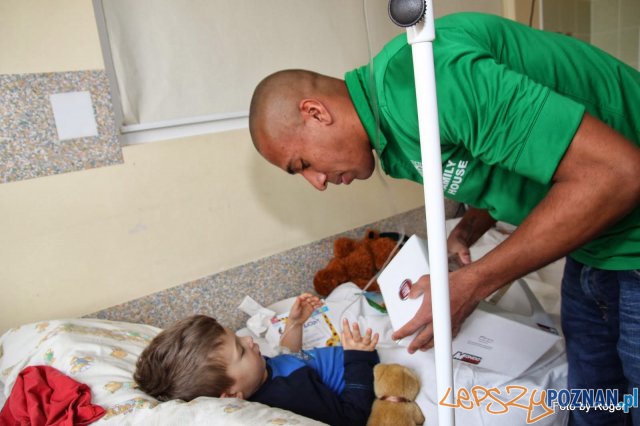 Prezenty dla dzieciaków Foto: Roger Gorączniak KS Warta Prezenty dla dzieciaków Foto: Roger Gorączniak KS Warta