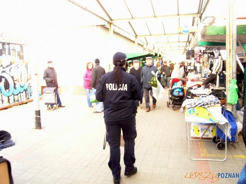 Prewencja policji na ryneczku na Ratajach Foto: KW Policji w Poznaniu Prewencja policji na ryneczku na Ratajach Foto: KW Policji w Poznaniu