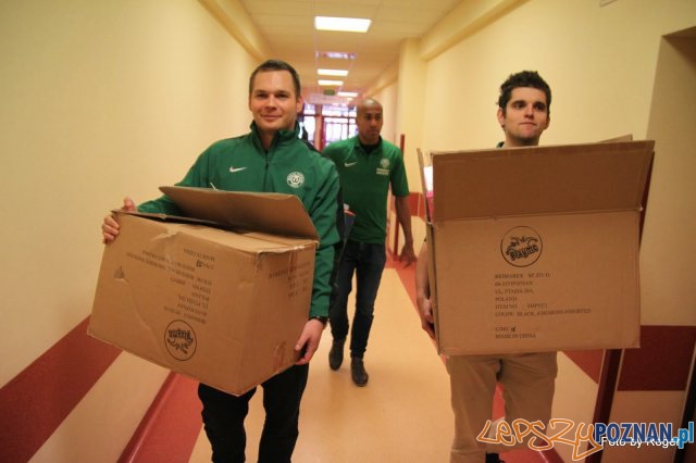 Prezenty dla dzieciaków od klubu  Foto: Roger Gorączniak  KS Warta