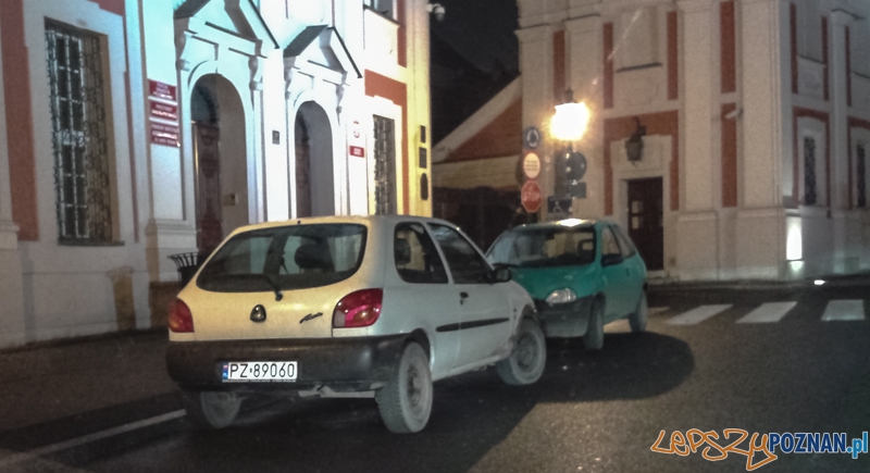 Parkowanie na Placu Kolegiackim - Poznań 30.11.2013. Foto: LepszyPOZNAN.pl / Paweł Rychter Parkowanie na Placu Kolegiackim - Poznań 30.11.2013. Foto: LepszyPOZNAN.pl / Paweł Rychter