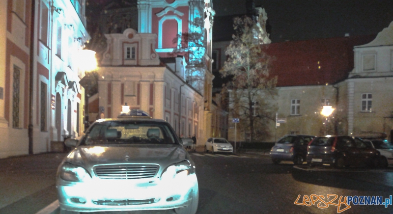 Parkowanie na Placu Kolegiackim - Poznań 30.11.2013. Foto: LepszyPOZNAN.pl / Paweł Rychter Parkowanie na Placu Kolegiackim - Poznań 30.11.2013. Foto: LepszyPOZNAN.pl / Paweł Rychter