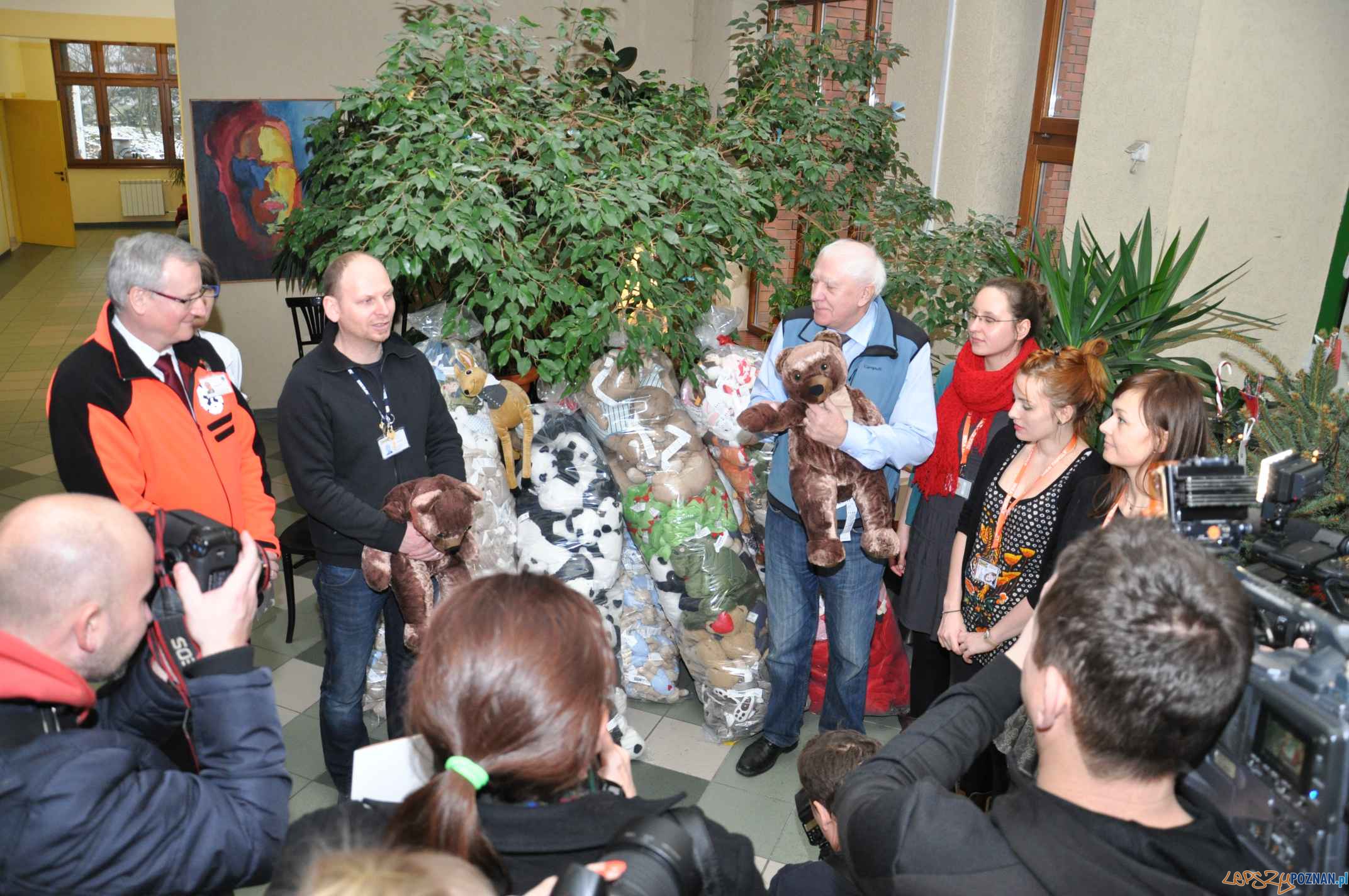 Przekazanie pluszaków Foto: Materiały prasowe Przekazanie pluszaków Foto: Materiały prasowe