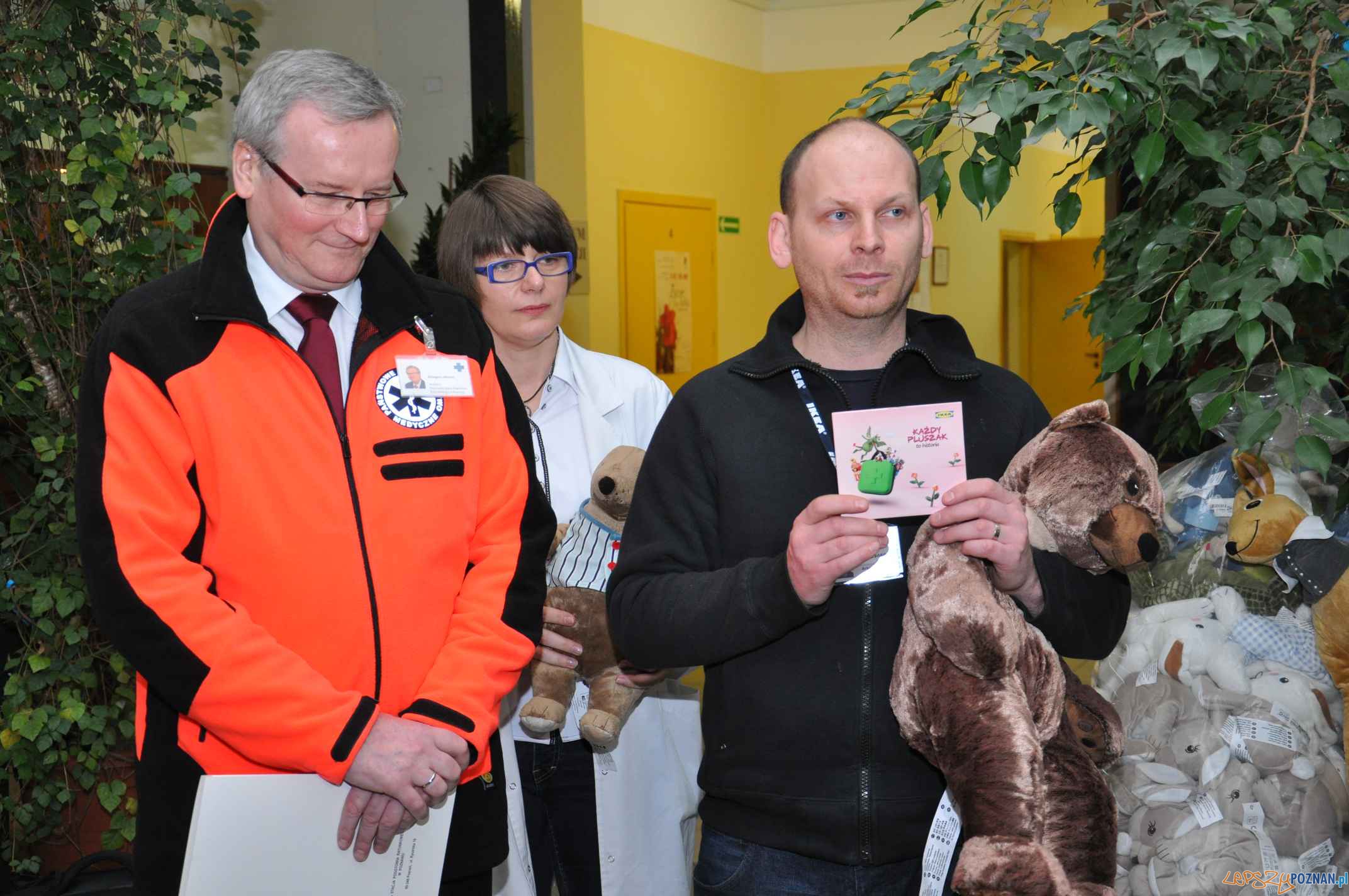 Przekazanie pluszaków Foto: Materiały prasowe Przekazanie pluszaków Foto: Materiały prasowe