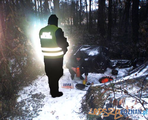 Z gorącym napojem u Pana Tomka w leśnym szałasie Foto: Straż Miejska Miasta Poznania Z gorącym napojem u Pana Tomka w leśnym szałasie Foto: Straż Miejska Miasta Poznania