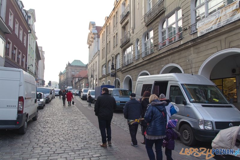Auta, które nie powinny parkować na Starym Rynku Foto: lepszyPOZNAN.pl / Piotr Rychter Auta, które nie powinny parkować na Starym Rynku Foto: lepszyPOZNAN.pl / Piotr Rychter