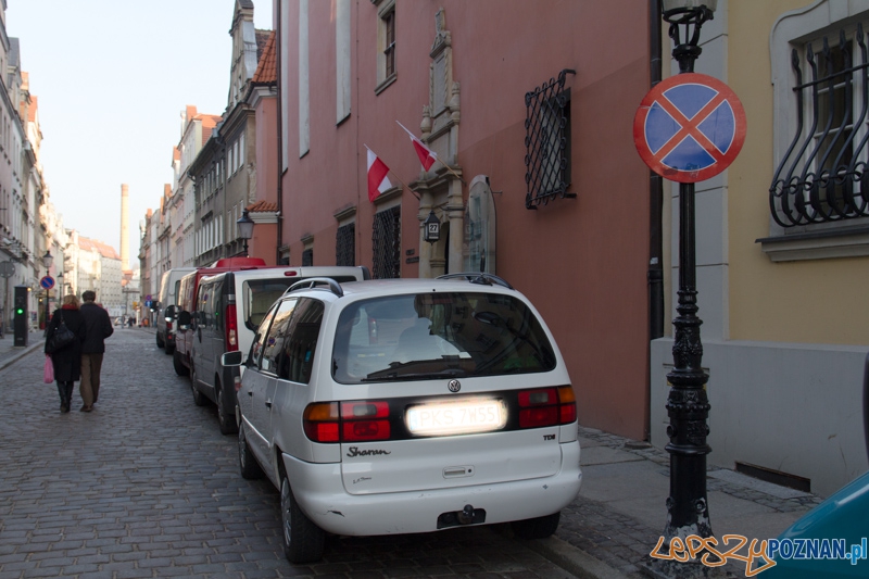 Auta, które nie powinny parkować na Starym Rynku Foto: lepszyPOZNAN.pl / Piotr Rychter Auta, które nie powinny parkować na Starym Rynku Foto: lepszyPOZNAN.pl / Piotr Rychter