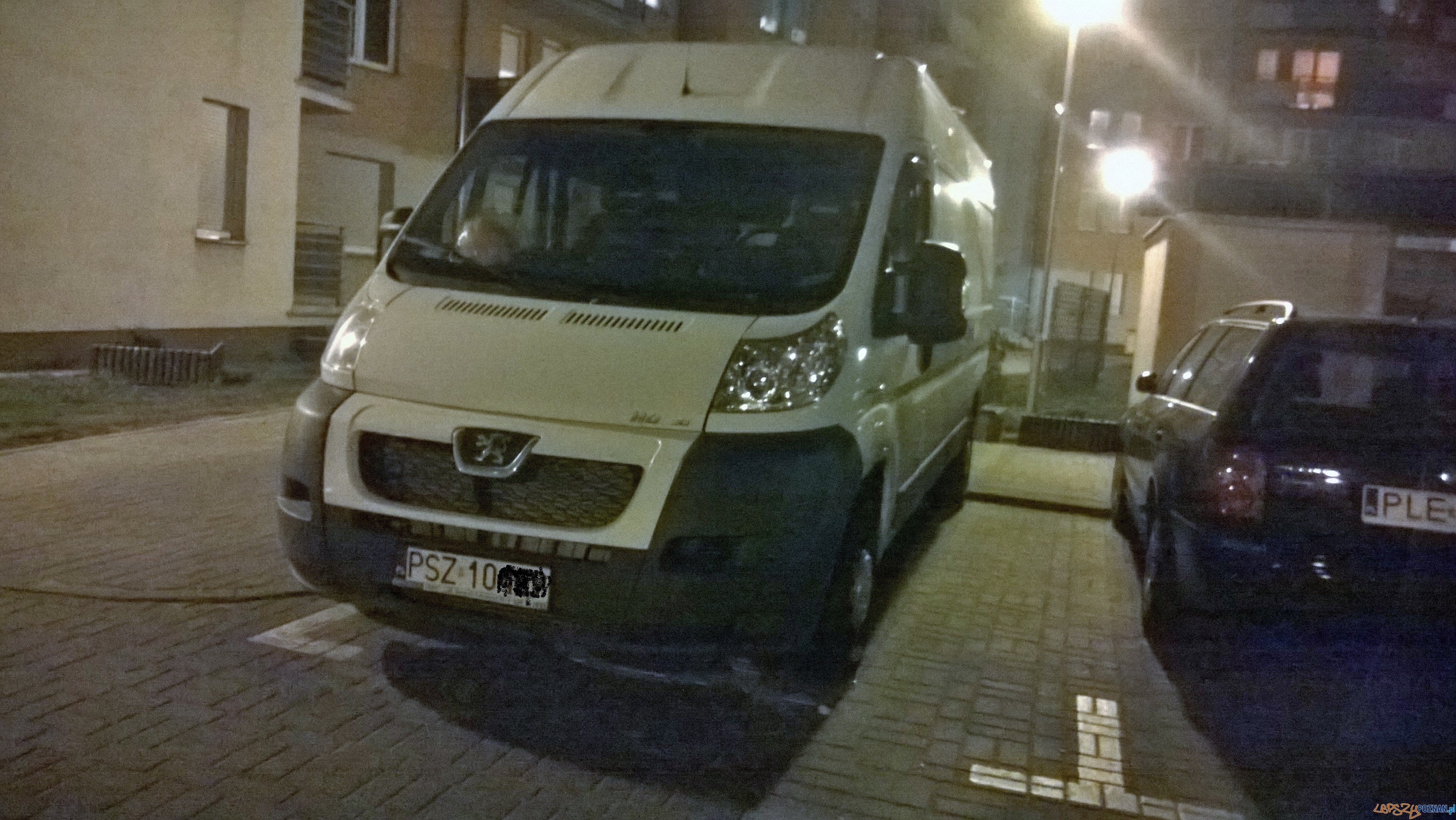 Parkuje na miejscu dla niepełnosprawnych Foto: Parkuje na miejscu dla niepełnosprawnych Foto: