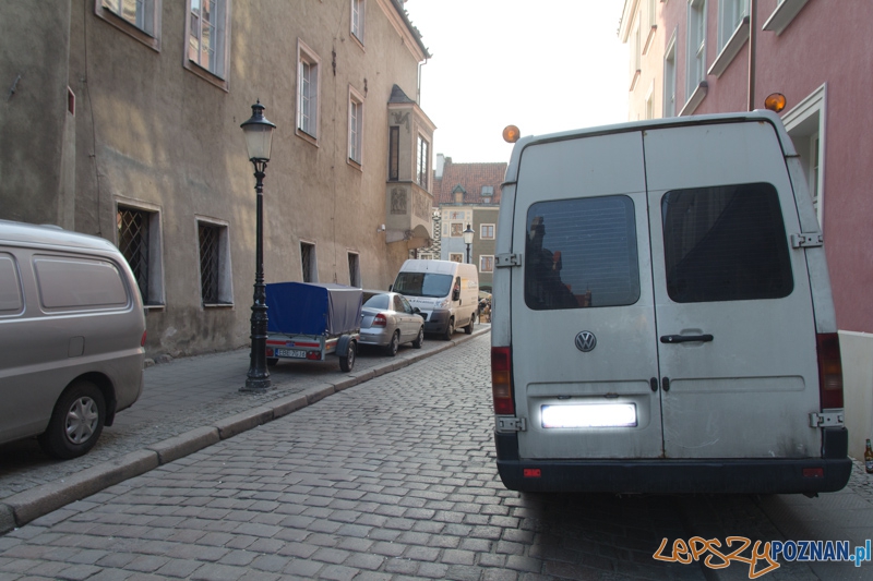 Auta, które nie powinny parkować na Starym Rynku Foto: lepszyPOZNAN.pl / Piotr Rychter Auta, które nie powinny parkować na Starym Rynku Foto: lepszyPOZNAN.pl / Piotr Rychter