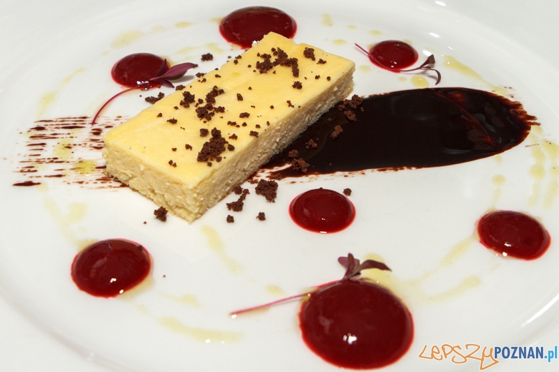 Sernik z mascarpone, puree z malin, kruszonka czekoladowa, oliwa miętowa - menu degustacyjne "Zielone Słonie" - Poznań 06.03.2014 r. Foto: LepszyPOZNAN.pl / Paweł Rychter Sernik z mascarpone, puree z malin, kruszonka czekoladowa, oliwa miętowa - menu degustacyjne "Zielone Słonie" - Poznań 06.03.2014 r. Foto: LepszyPOZNAN.pl / Paweł Rychter