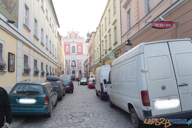Auta, które nie powinny parkować na Starym Rynku Foto: lepszyPOZNAN.pl / Piotr Rychter Auta, które nie powinny parkować na Starym Rynku Foto: lepszyPOZNAN.pl / Piotr Rychter