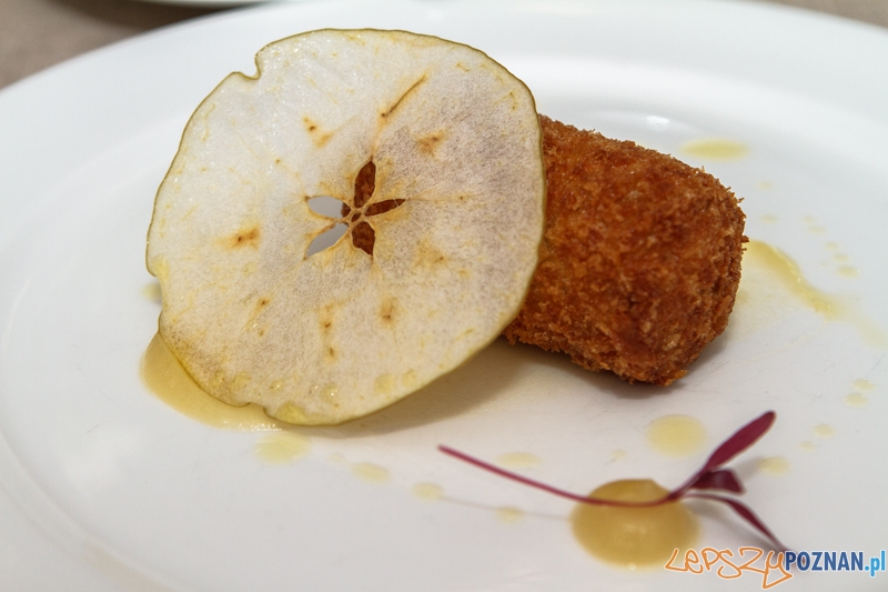 Rillette panierowany w panko, pieczone jabłko, posypka z migdałów - menu degustacyjne "Zielone Słonie" - Poznań 06.03.2014 r. Foto: LepszyPOZNAN.pl / Paweł Rychter Rillette panierowany w panko, pieczone jabłko, posypka z migdałów - menu degustacyjne "Zielone Słonie" - Poznań 06.03.2014 r. Foto: LepszyPOZNAN.pl / Paweł Rychter