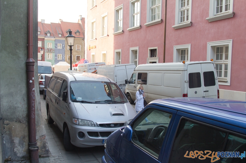 Auta, które nie powinny parkować na Starym Rynku Foto: lepszyPOZNAN.pl / Piotr Rychter Auta, które nie powinny parkować na Starym Rynku Foto: lepszyPOZNAN.pl / Piotr Rychter