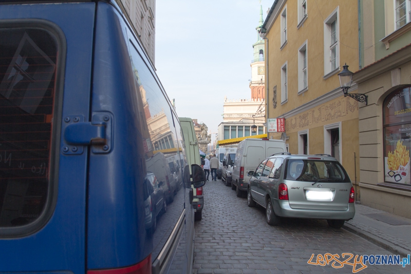 Auta, które nie powinny parkować na Starym Rynku Foto: lepszyPOZNAN.pl / Piotr Rychter Auta, które nie powinny parkować na Starym Rynku Foto: lepszyPOZNAN.pl / Piotr Rychter