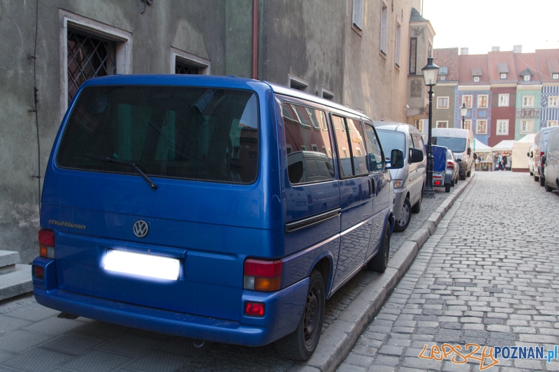 Auta, które nie powinny parkować na Starym Rynku Foto: lepszyPOZNAN.pl / Piotr Rychter Auta, które nie powinny parkować na Starym Rynku Foto: lepszyPOZNAN.pl / Piotr Rychter